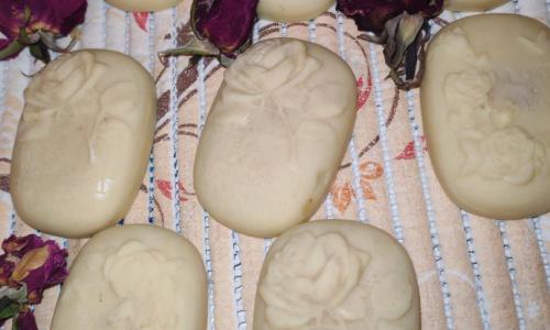 Rózsaszirmos szilárd testápoló tömb